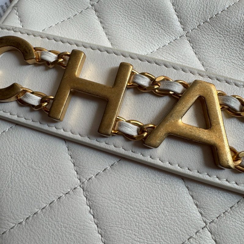 📍預算10萬內必買 CHANEL 白色金色LOGO相機鍊包-3