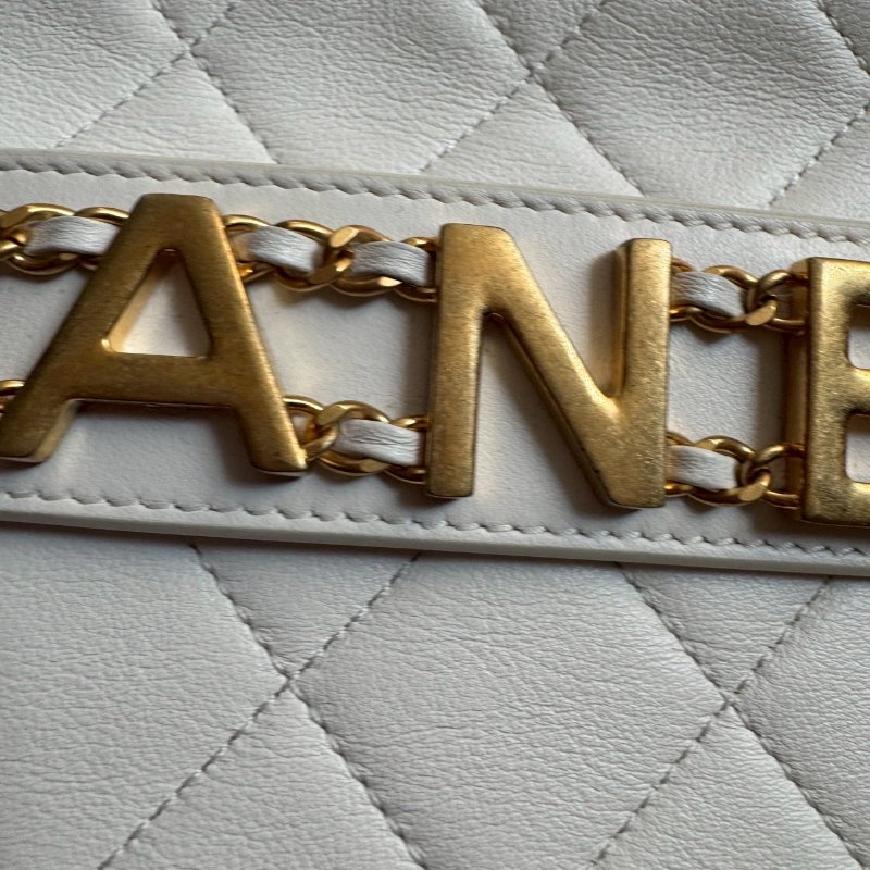 📍預算10萬內必買 CHANEL 白色金色LOGO相機鍊包-4