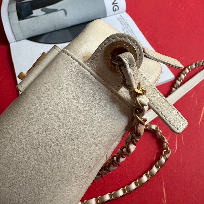 📍預算10萬內必買 CHANEL 白色金色LOGO相機鍊包-6