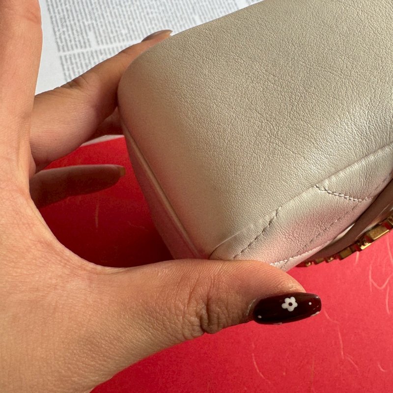 📍預算10萬內必買 CHANEL 白色金色LOGO相機鍊包-7