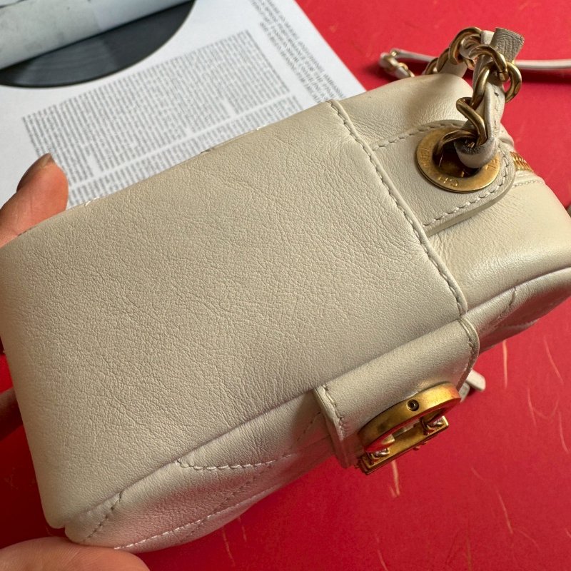 📍預算10萬內必買 CHANEL 白色金色LOGO相機鍊包-8