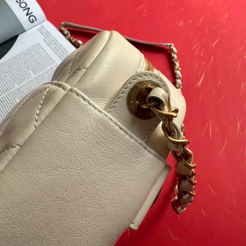 📍預算10萬內必買 CHANEL 白色金色LOGO相機鍊包-9