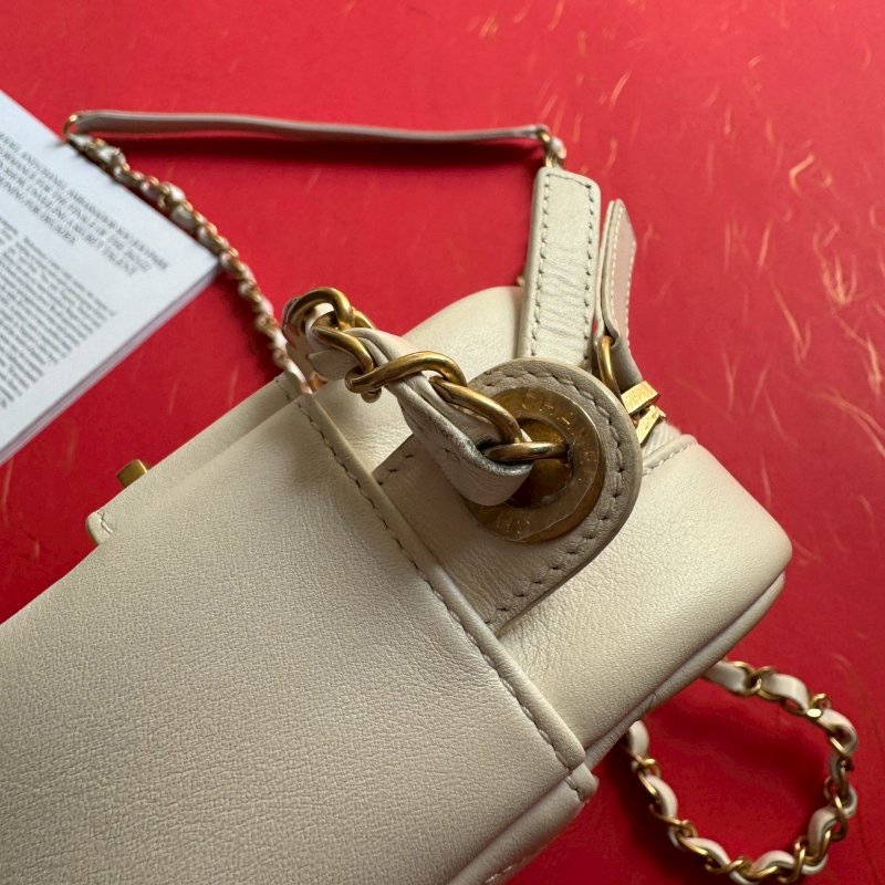 📍預算10萬內必買 CHANEL 白色金色LOGO相機鍊包-10