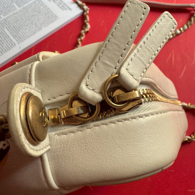 📍預算10萬內必買 CHANEL 白色金色LOGO相機鍊包-11