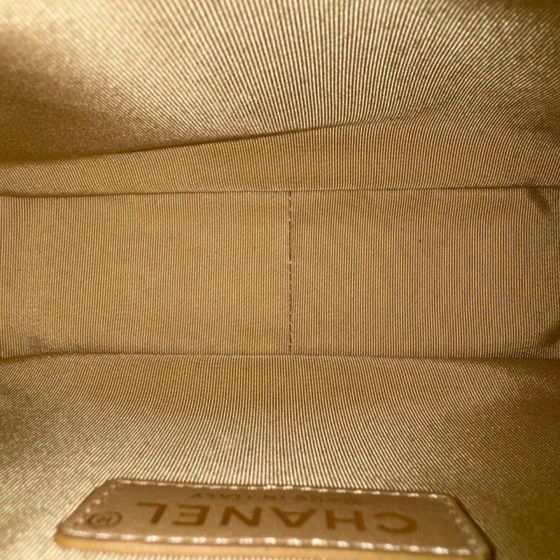 📍預算10萬內必買 CHANEL 白色金色LOGO相機鍊包-12