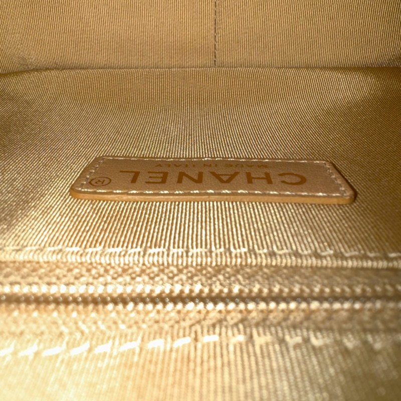 📍預算10萬內必買 CHANEL 白色金色LOGO相機鍊包-13