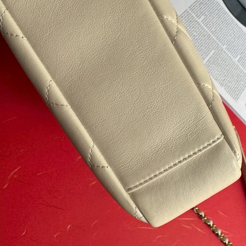 📍預算10萬內必買 CHANEL 白色金色LOGO相機鍊包-14