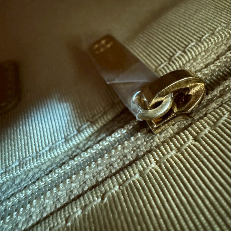 📍預算10萬內必買 CHANEL 白色金色LOGO相機鍊包-15