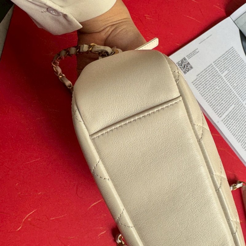 📍預算10萬內必買 CHANEL 白色金色LOGO相機鍊包-16