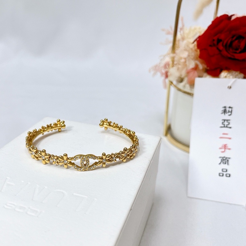 莉亞精品♡ Chanel 23A 花朵雙C手環 二手美品-2