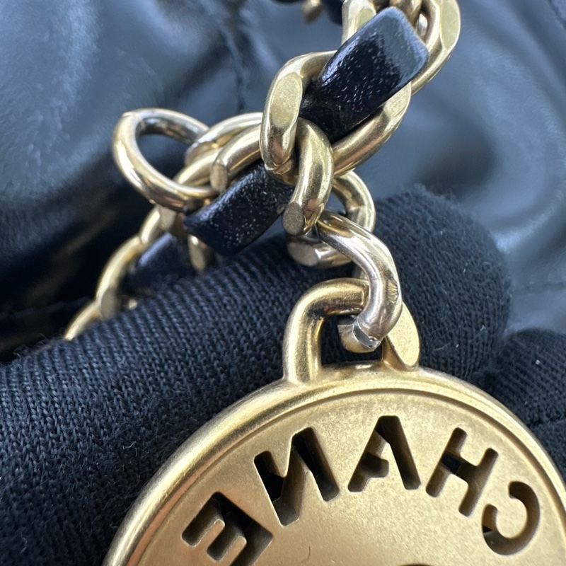 CHANEL Mini 22 Bag 黑色金扣 晶片款 2023年-12