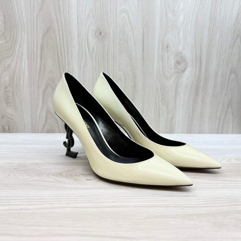 YSL乳白色漆皮OPYUM黑鞋跟尖頭設計跟鞋484160-2