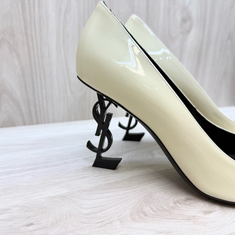 YSL乳白色漆皮OPYUM黑鞋跟尖頭設計跟鞋484160-3