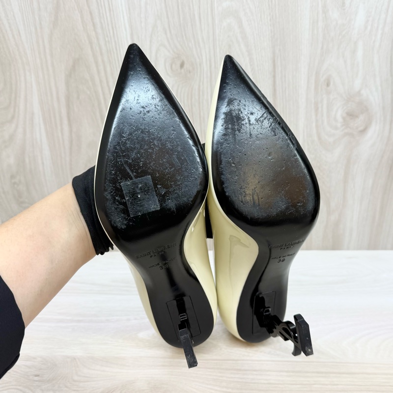 YSL乳白色漆皮OPYUM黑鞋跟尖頭設計跟鞋484160-9