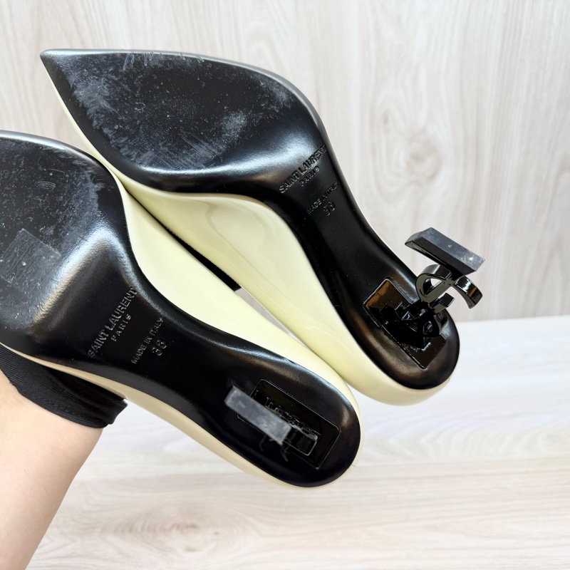 YSL乳白色漆皮OPYUM黑鞋跟尖頭設計跟鞋484160-10