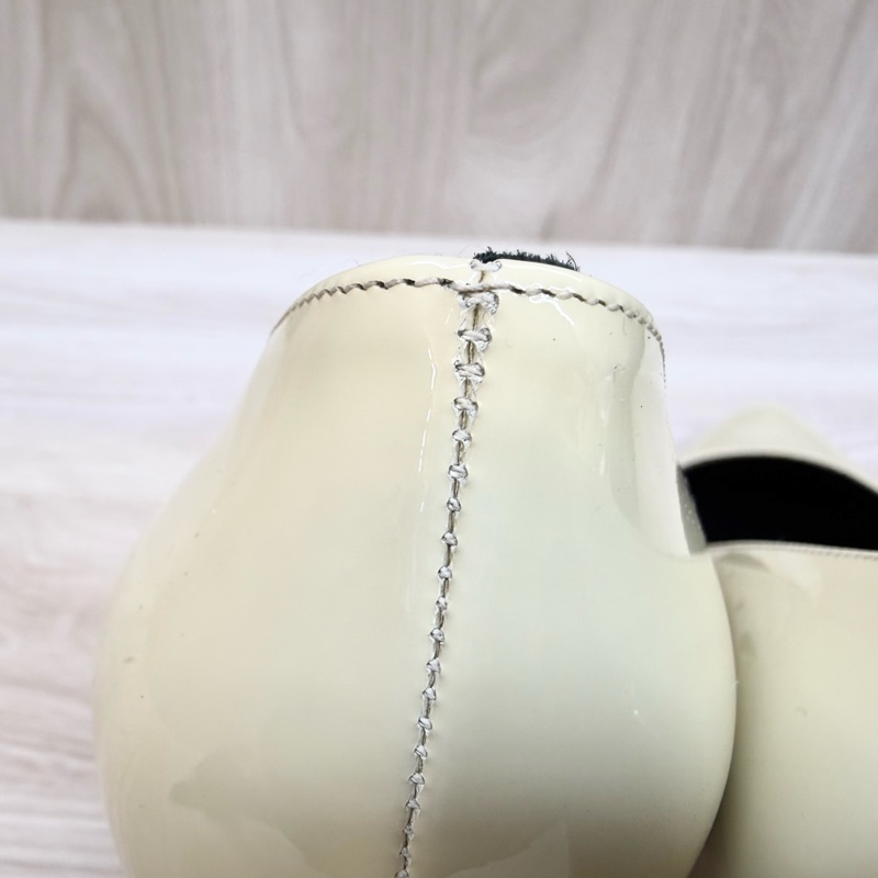 YSL乳白色漆皮OPYUM黑鞋跟尖頭設計跟鞋484160-12