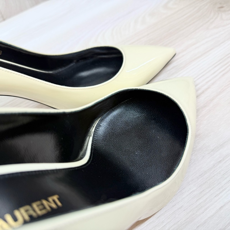 YSL乳白色漆皮OPYUM黑鞋跟尖頭設計跟鞋484160-14