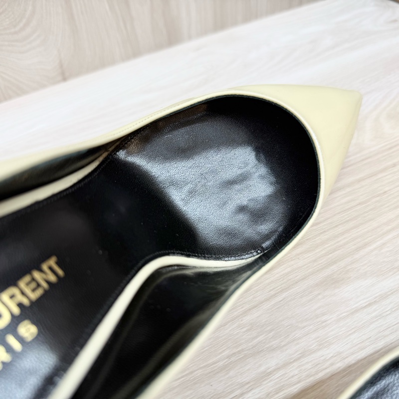 YSL乳白色漆皮OPYUM黑鞋跟尖頭設計跟鞋484160-15