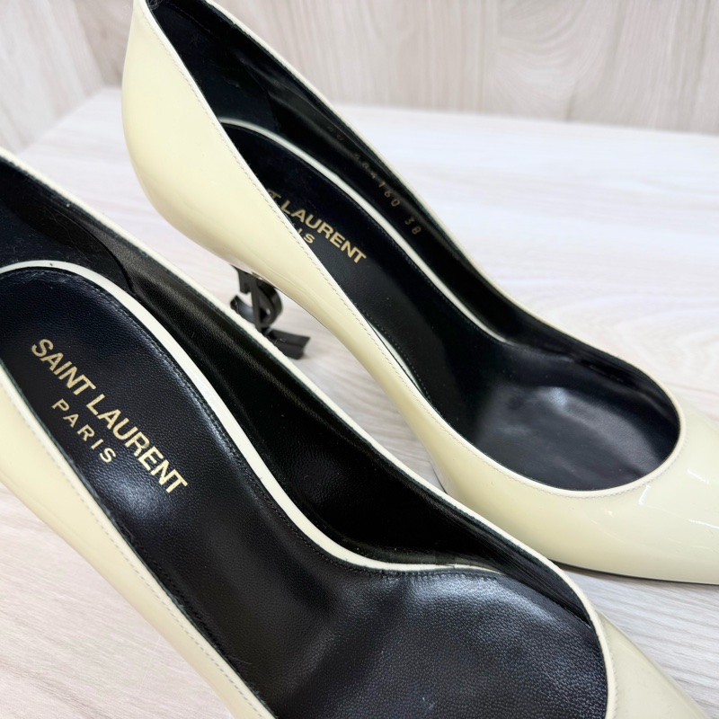 YSL乳白色漆皮OPYUM黑鞋跟尖頭設計跟鞋484160-16