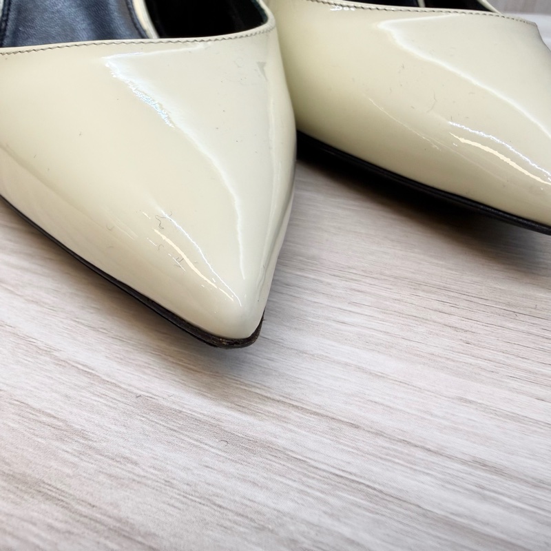 YSL乳白色漆皮OPYUM黑鞋跟尖頭設計跟鞋484160-17