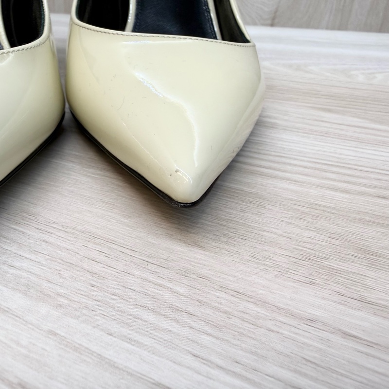 YSL乳白色漆皮OPYUM黑鞋跟尖頭設計跟鞋484160-18