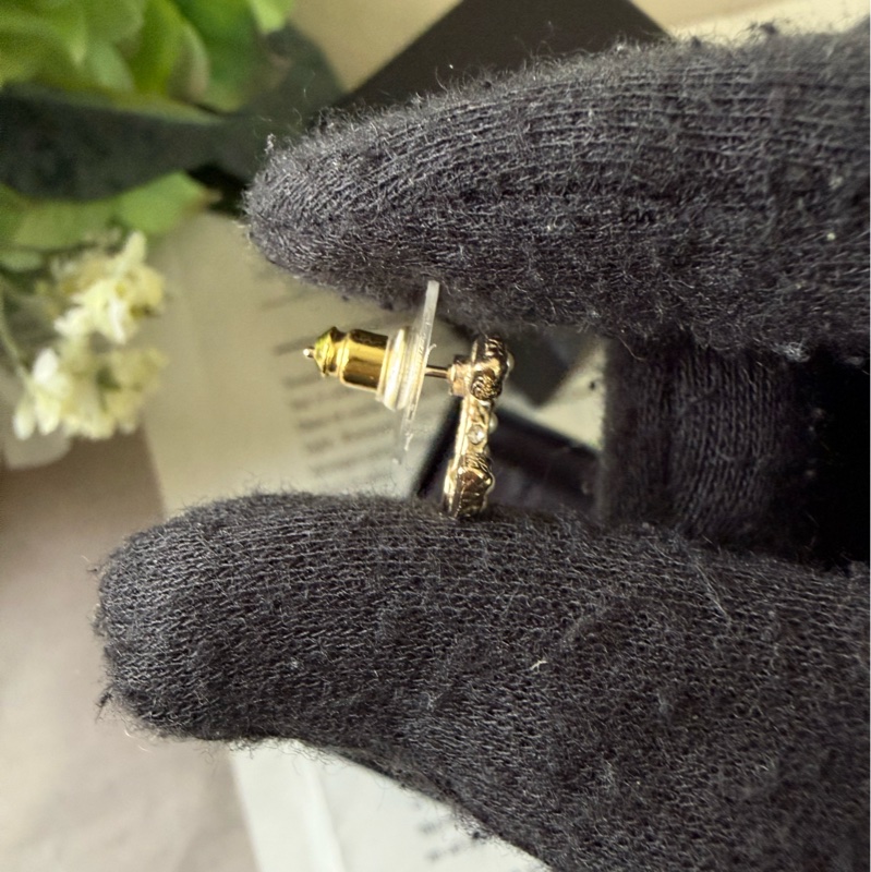 CC Logo 玻璃珍珠針式耳環(金色/珍珠白)-4