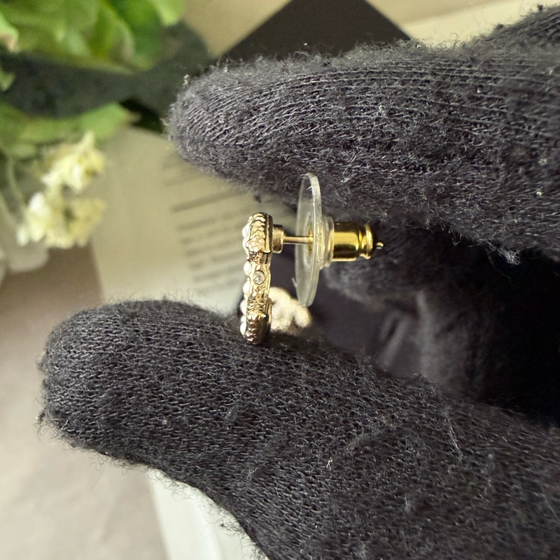 CC Logo 玻璃珍珠針式耳環(金色/珍珠白)-5