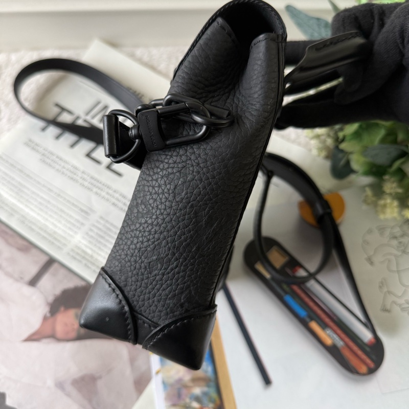 Nano Steamer 壓紋牛皮翻蓋手提/斜背二用包(黑色) M82772-4