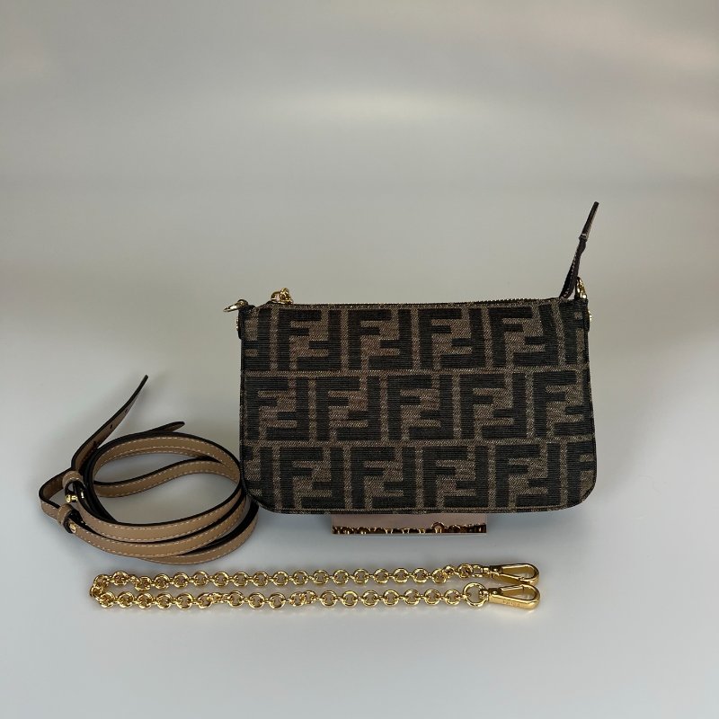 全新品 FENDI 老花 Baguette肩背小包-0