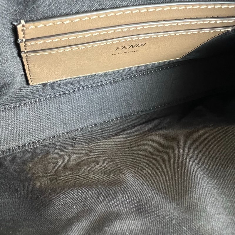 全新品 FENDI 老花 Baguette肩背小包-5