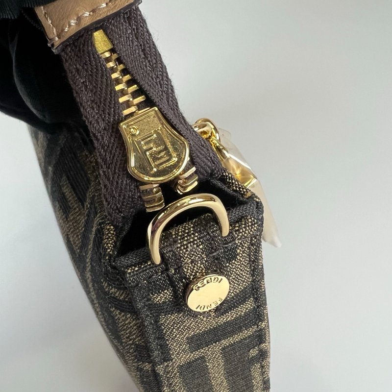全新品 FENDI 老花 Baguette肩背小包-6
