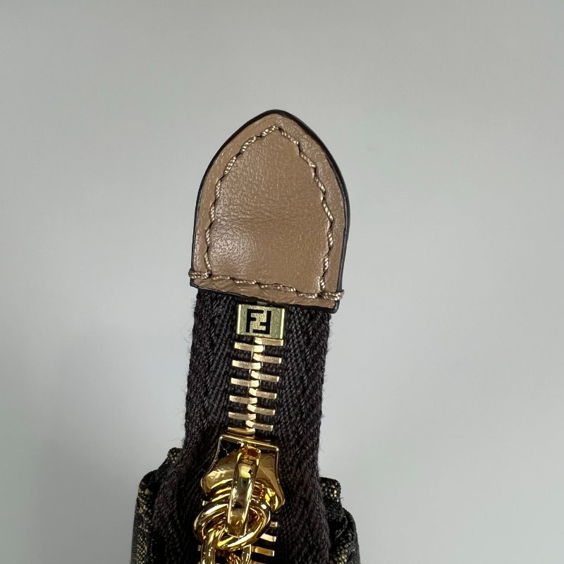 全新品 FENDI 老花 Baguette肩背小包-7