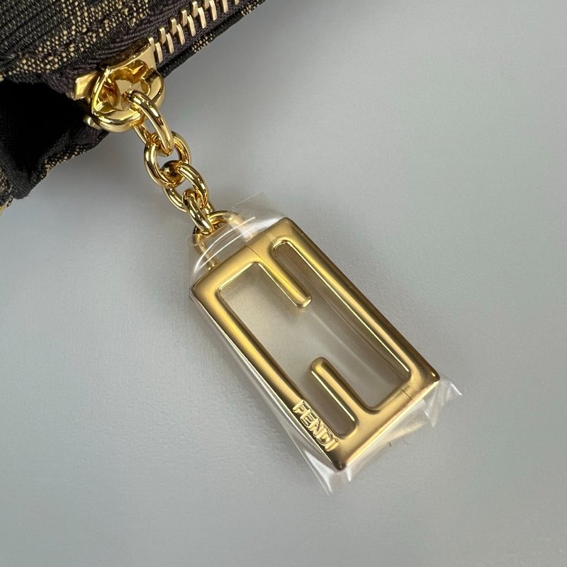 全新品 FENDI 老花 Baguette肩背小包-8