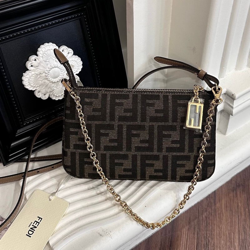 全新品 FENDI 老花 Baguette肩背小包-0