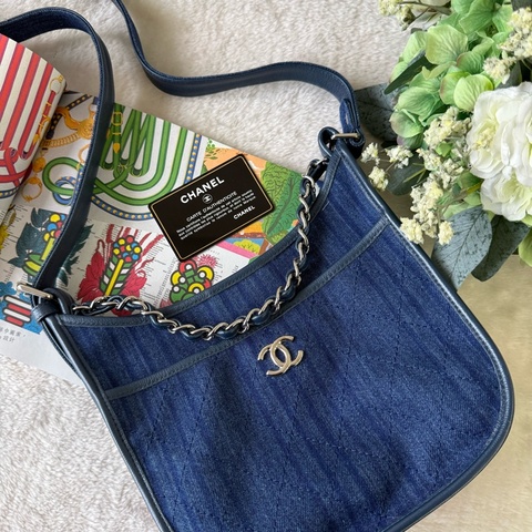 銀色CC Logo 牛仔布二用Hobo包(牛仔藍)