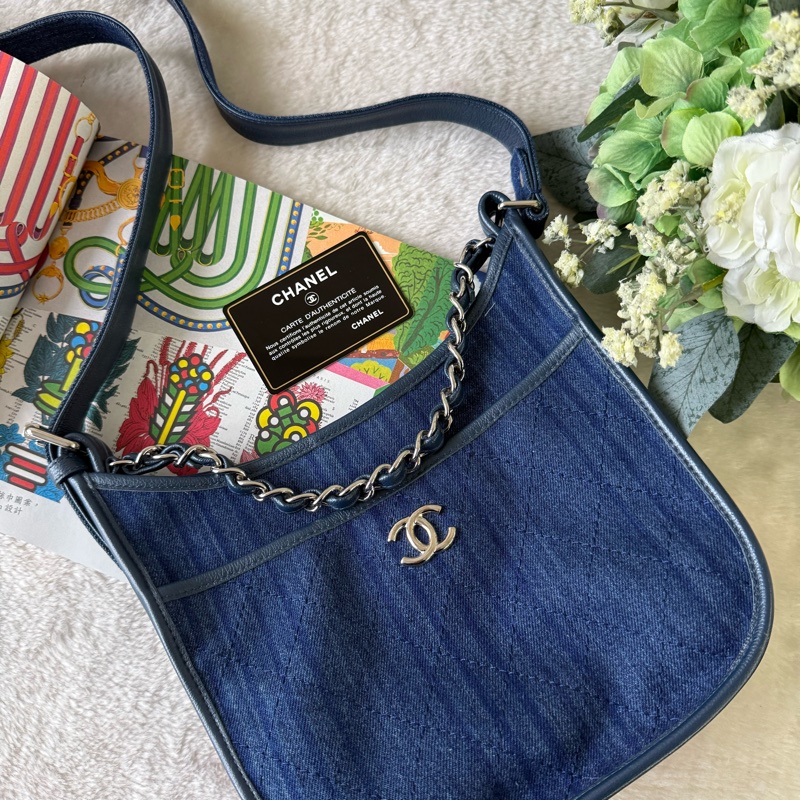 銀色CC Logo 牛仔布二用Hobo包(牛仔藍)-0