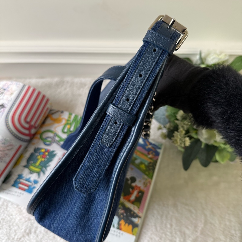 銀色CC Logo 牛仔布二用Hobo包(牛仔藍)-1