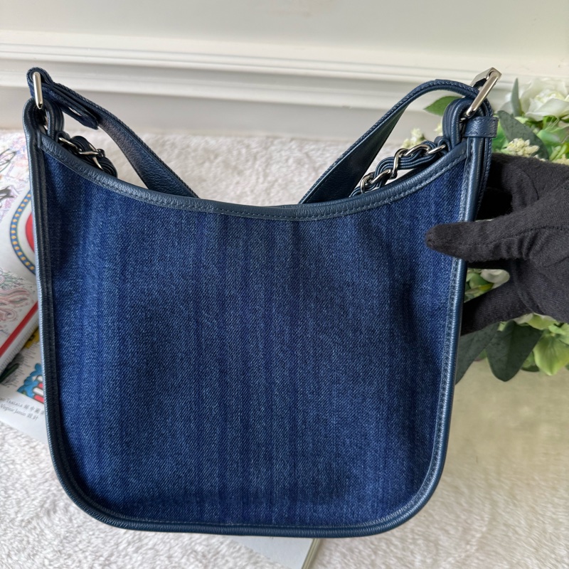 銀色CC Logo 牛仔布二用Hobo包(牛仔藍)-2