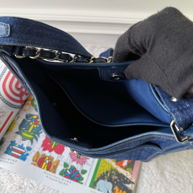 銀色CC Logo 牛仔布二用Hobo包(牛仔藍)-5