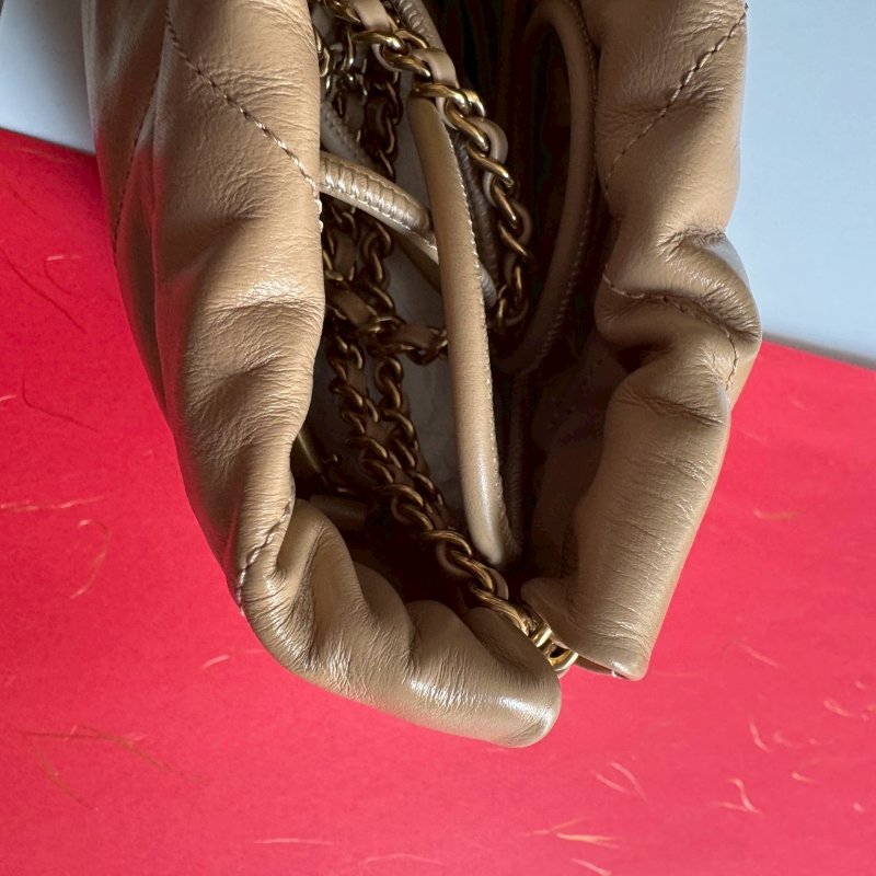 🥰盒子、防塵都在 Chanel 全新商品 奶茶色mini 22 bag 手提斜背包-2