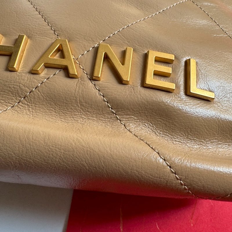 🥰盒子、防塵都在 Chanel 全新商品 奶茶色mini 22 bag 手提斜背包-5