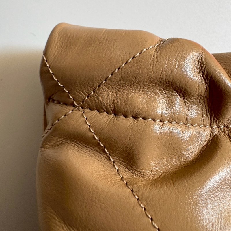 🥰盒子、防塵都在 Chanel 全新商品 奶茶色mini 22 bag 手提斜背包-8