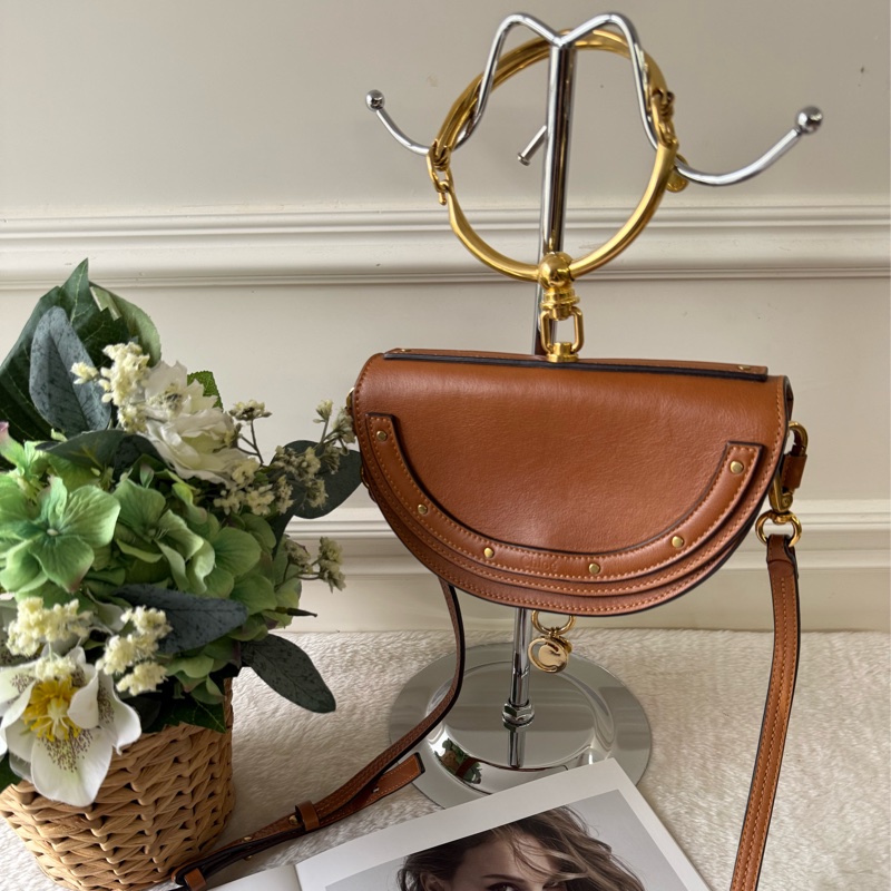 Nile 尼羅河系列小牛皮迷你半月手鐲包(焦糖色)-0