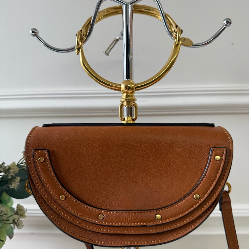 Nile 尼羅河系列小牛皮迷你半月手鐲包(焦糖色)-1