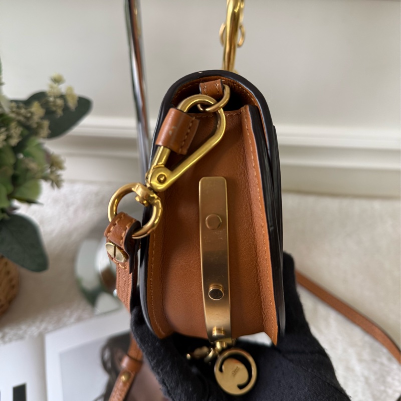 Nile 尼羅河系列小牛皮迷你半月手鐲包(焦糖色)-2