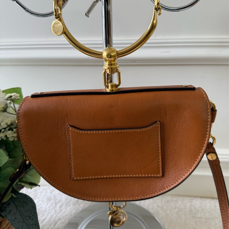 Nile 尼羅河系列小牛皮迷你半月手鐲包(焦糖色)-3