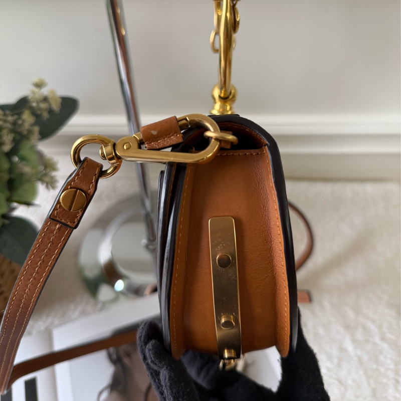 Nile 尼羅河系列小牛皮迷你半月手鐲包(焦糖色)-4