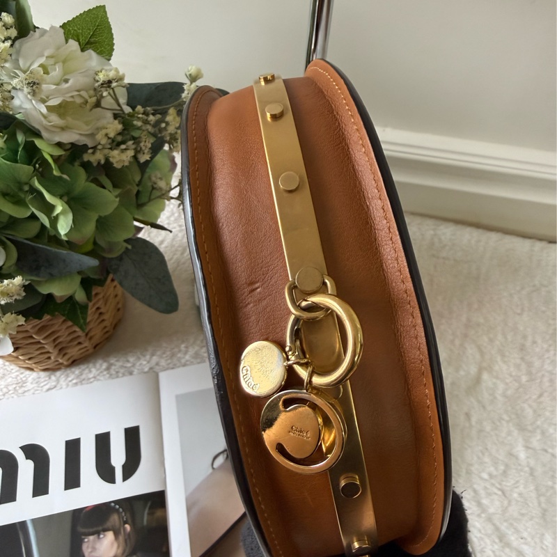 Nile 尼羅河系列小牛皮迷你半月手鐲包(焦糖色)-5