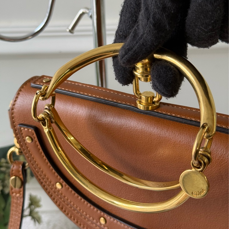 Nile 尼羅河系列小牛皮迷你半月手鐲包(焦糖色)-6