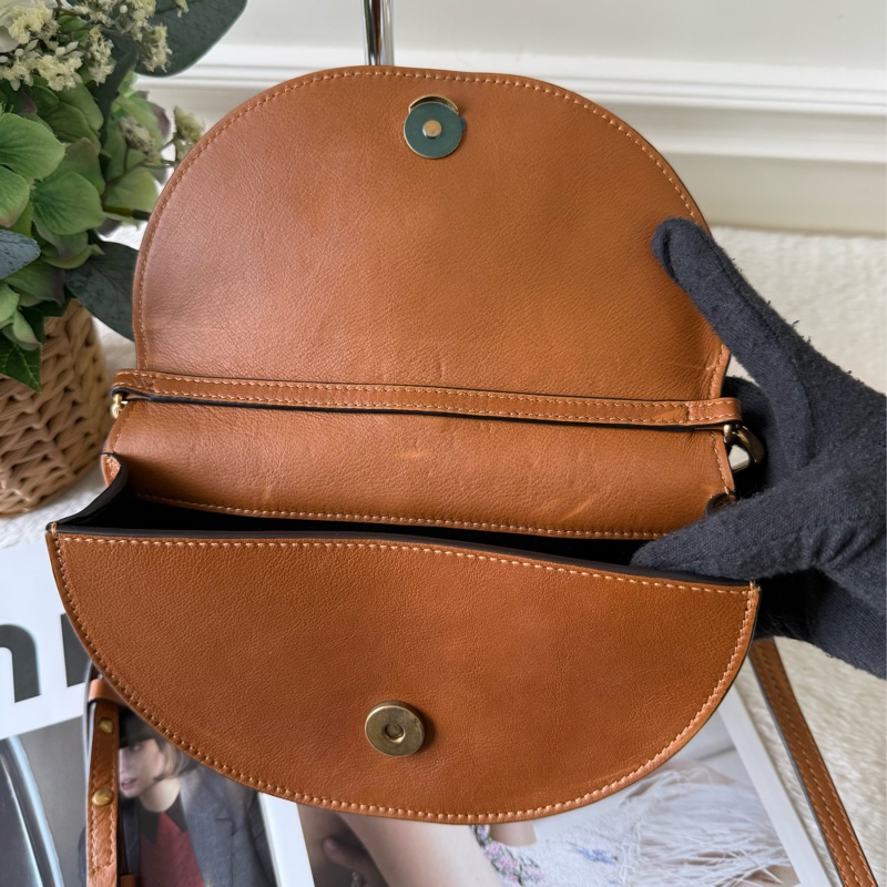 Nile 尼羅河系列小牛皮迷你半月手鐲包(焦糖色)-7